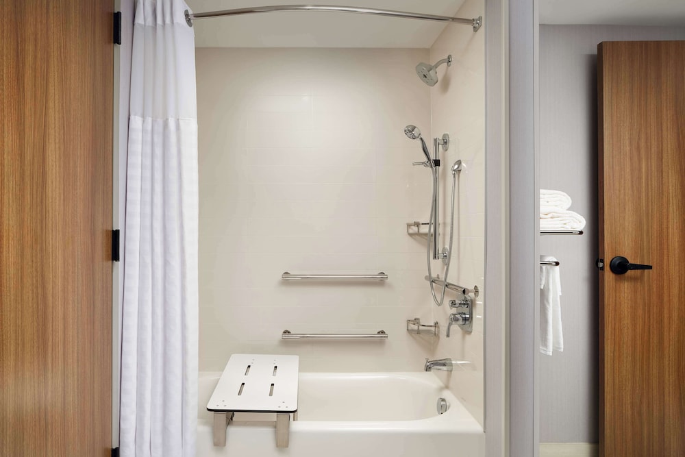 Hyatt Place Melbourne Airport 61/63