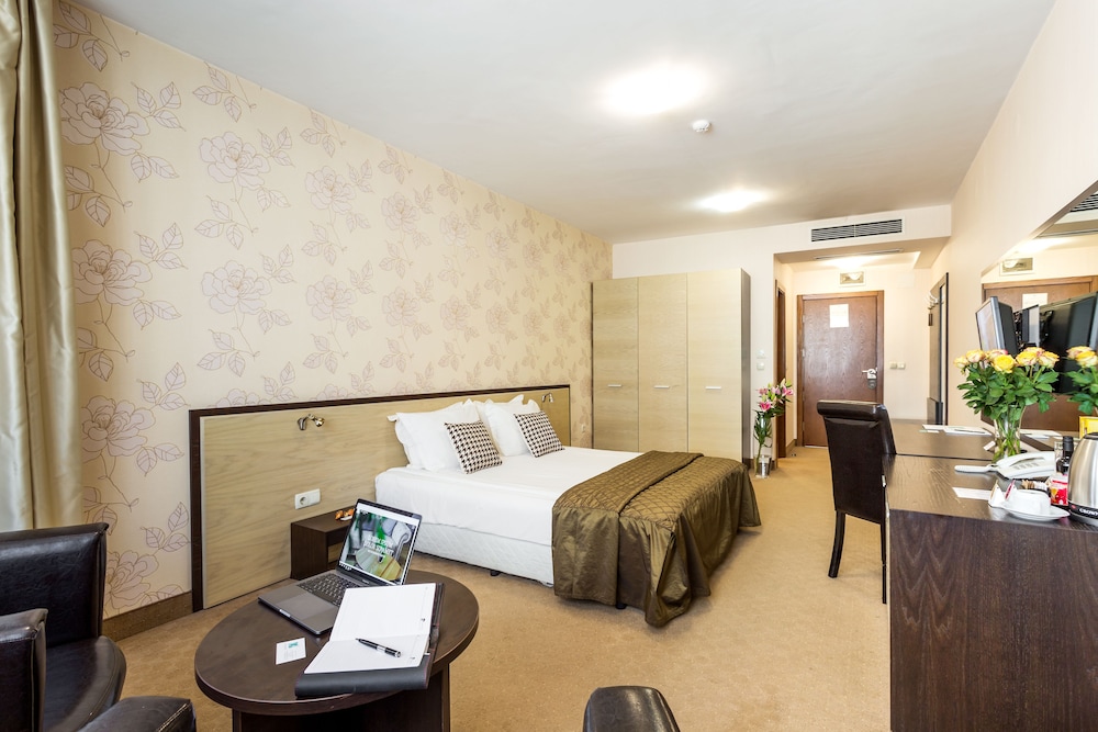 City Avenue Hotel 6/50