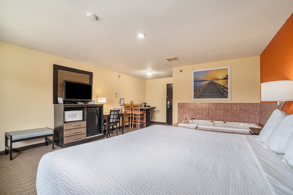 Days Inn Suites By Wyndham Traverse City 14/50