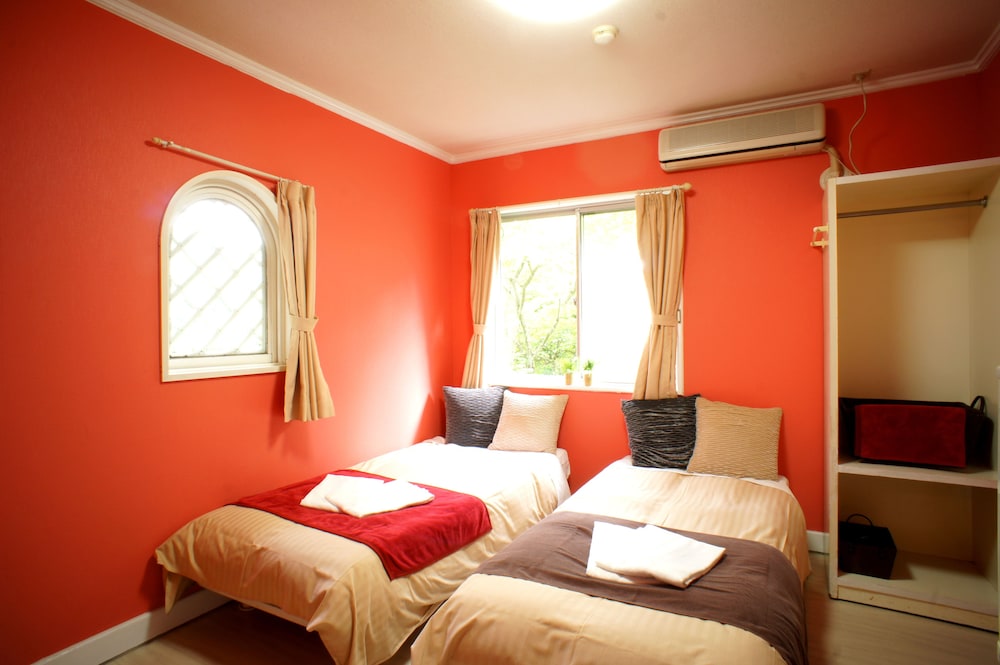ROOM, TWIN BEDS, SHARED BATHROOM