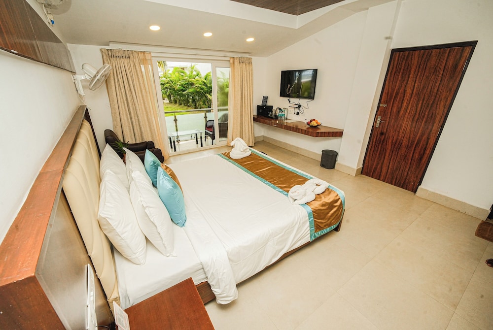 Shelter Beach Resort 16/66