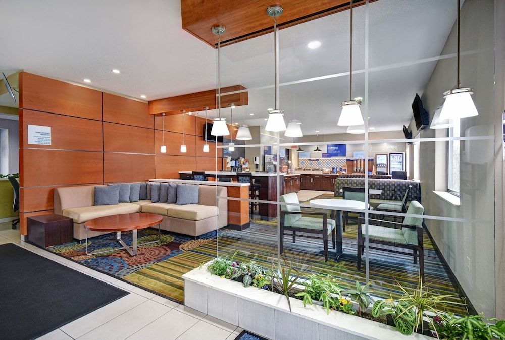 Holiday Inn Express Marshall 38/48
