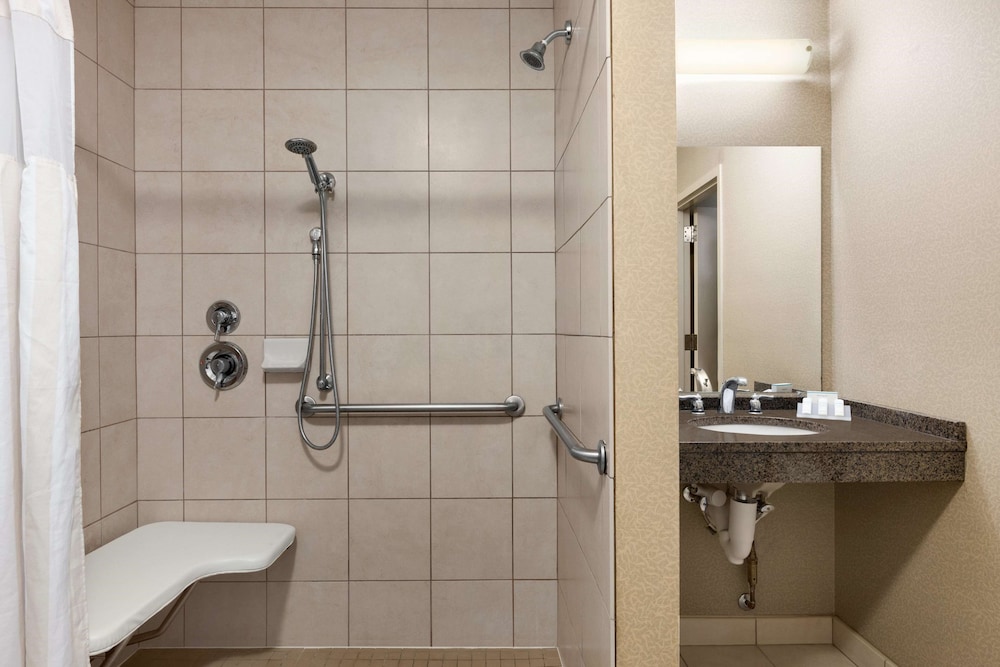 Hilton Garden Inn Dulles North 20/82