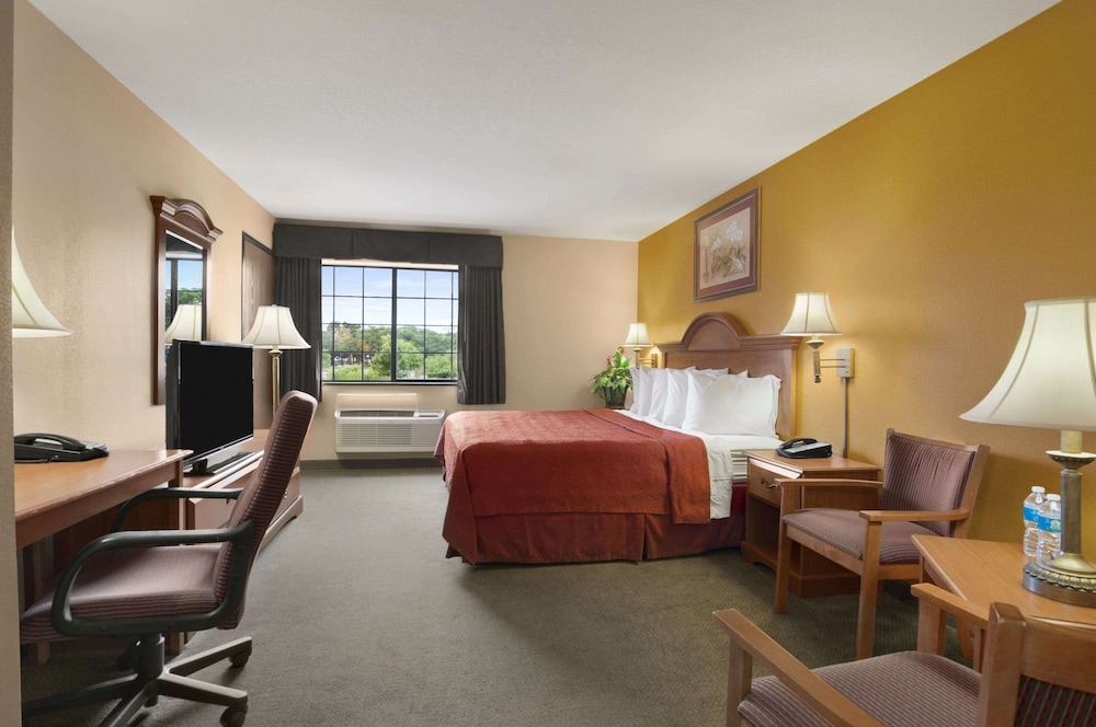 Days Inn & Suites by Wyndham San Antonio North/Stone Oak 26/63