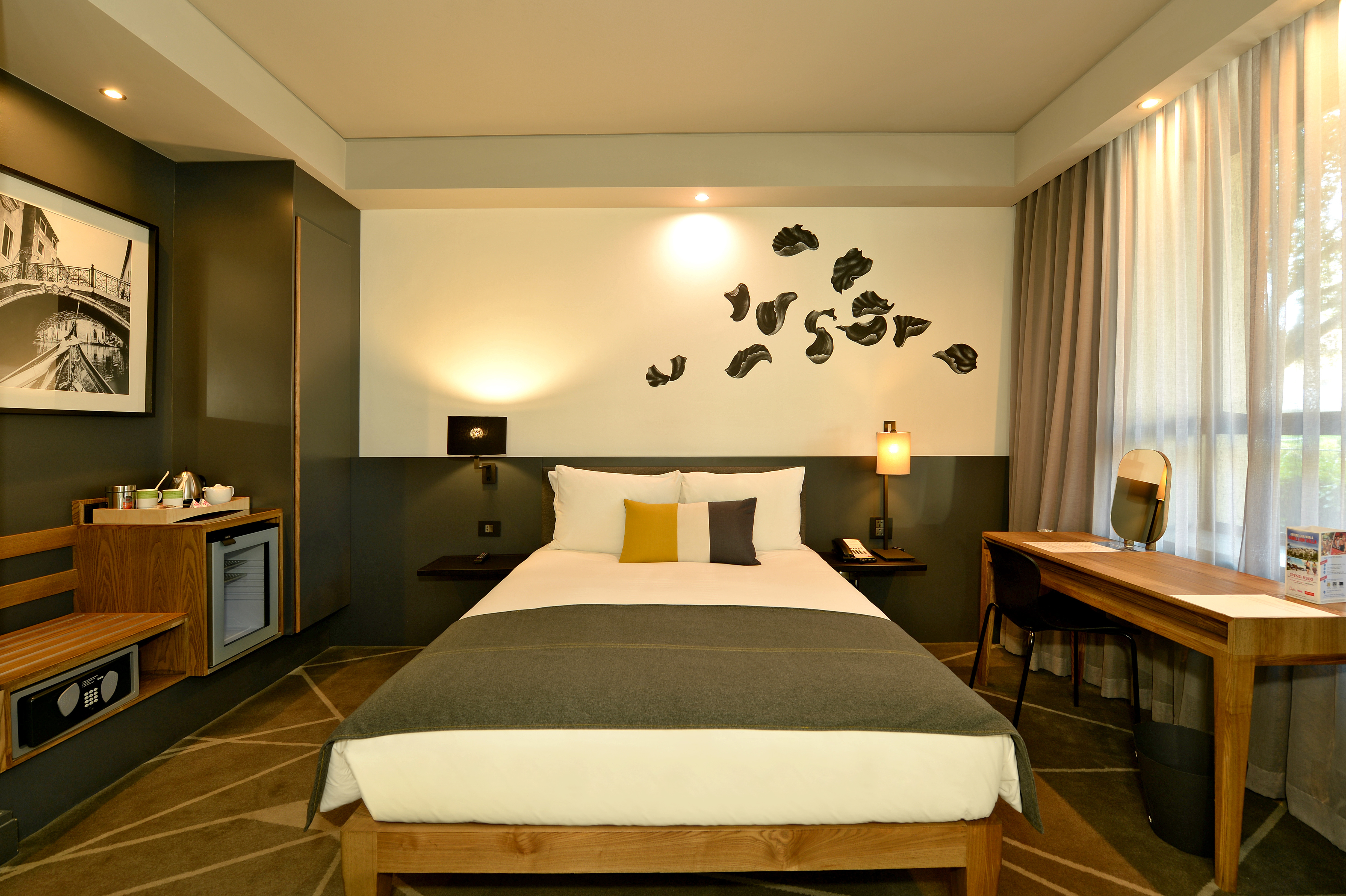 Open Plan, Contemporary, Queen Bed
