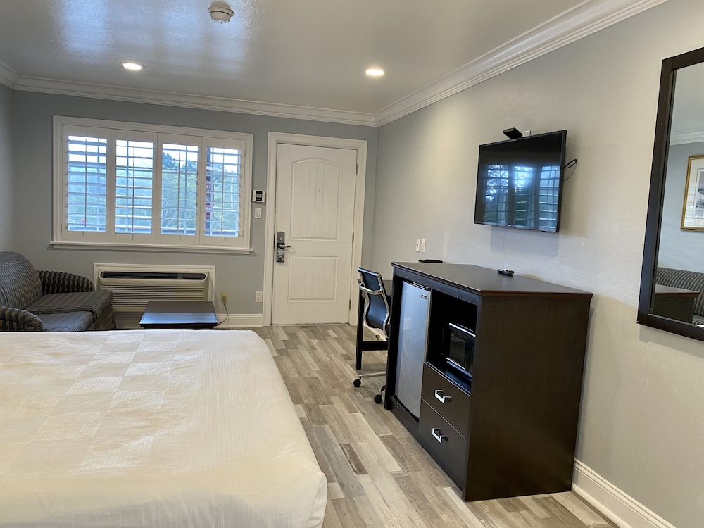 Super 8 By Wyndham Monterey/Carmel 37/48