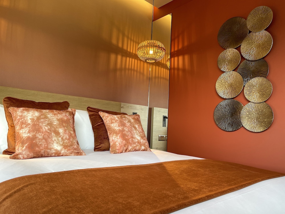 Hex Wildlife Hotel at Yorkshire Wildlife Park 16/36
