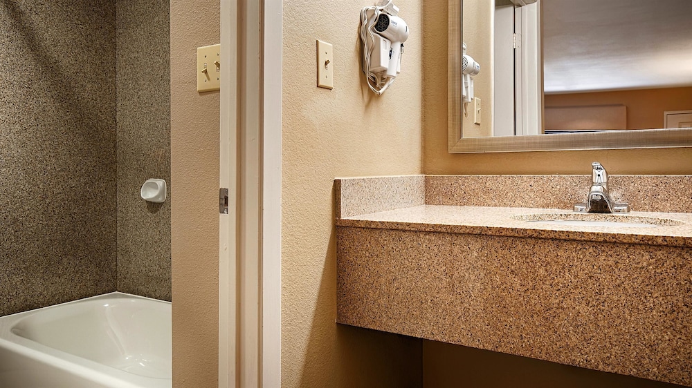 Best Western Cedar Inn 13/24