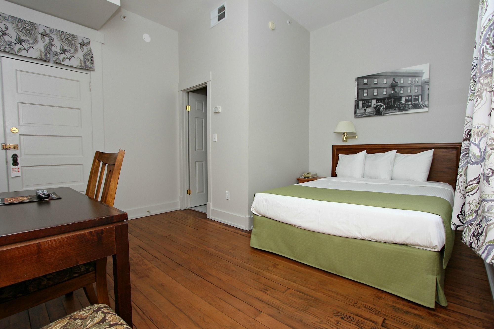 Royal Hotel 9/50