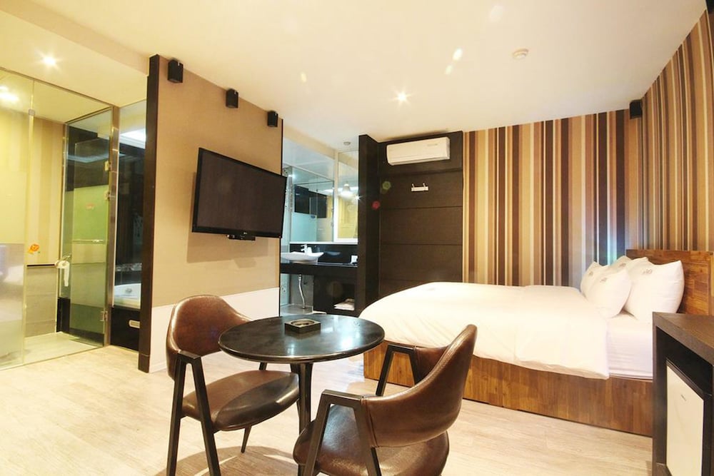 Zara Motel 55/68