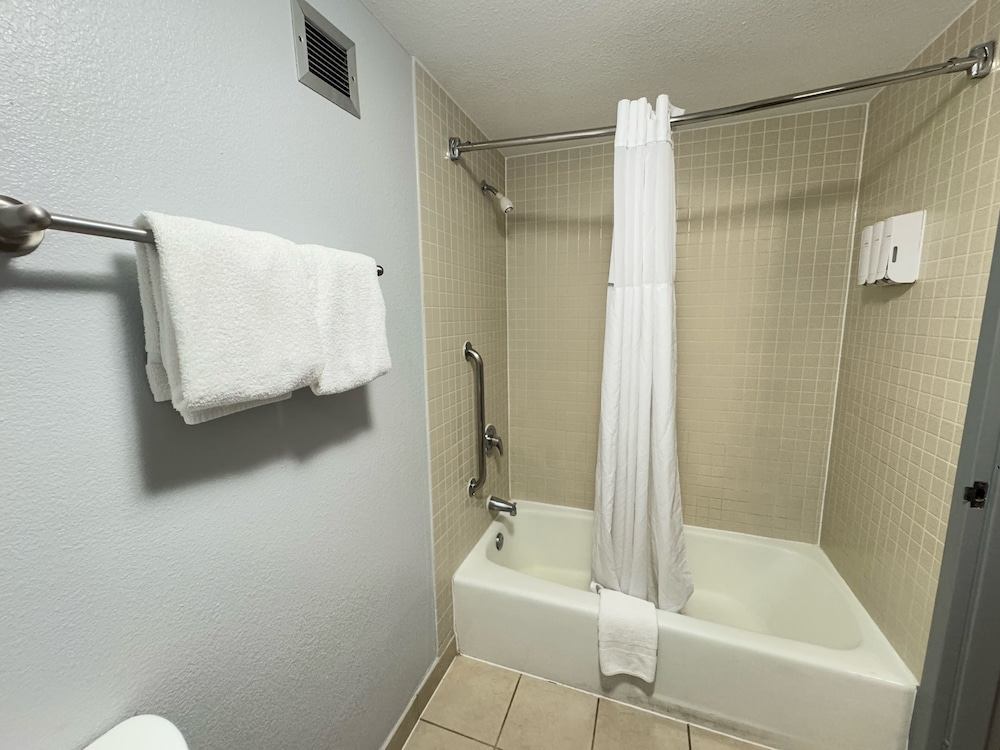 Super 8 by Wyndham Dallas Love Field Airport 56/60