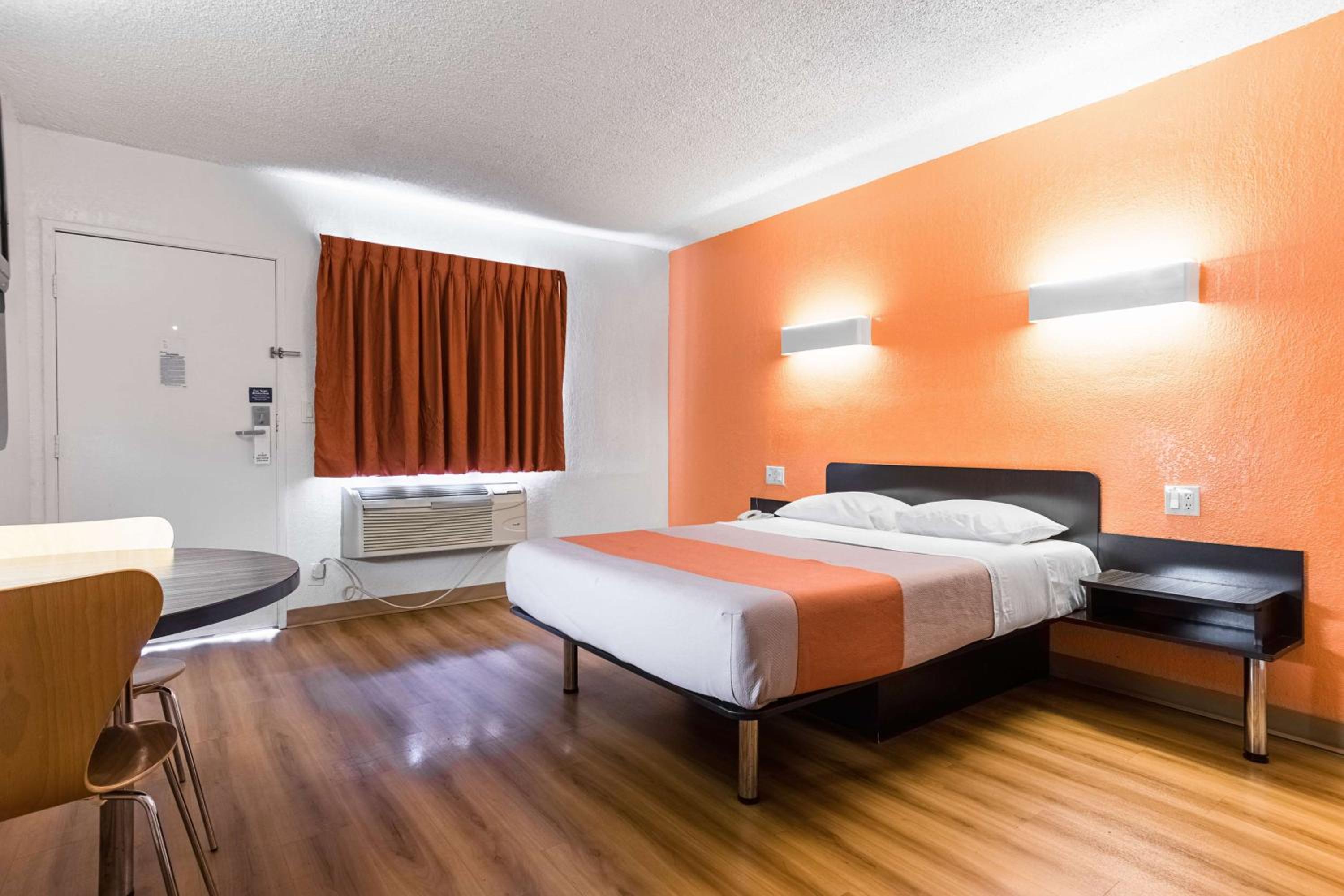 ROOM, QUEEN BED, ACCESSIBLE