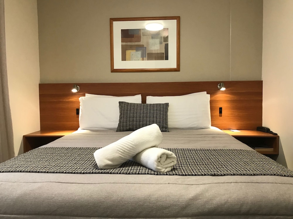 Ventura Inn Suites Hamilton 10/25