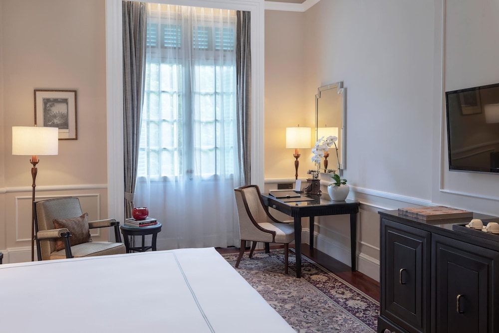 Landmark, King Bed، Raffles Hotel Le Royal 4/7