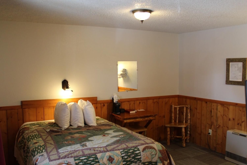 Alpine Motel 3/25