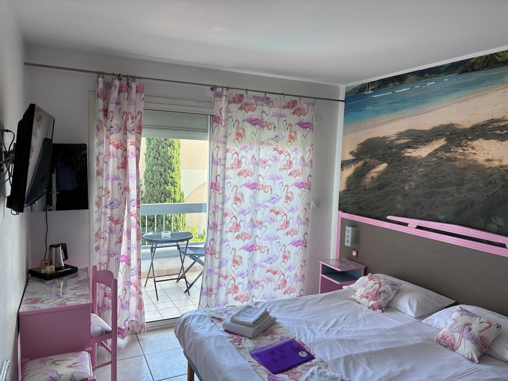 SUPERIOR, DOUBLE BED, POOL VIEW