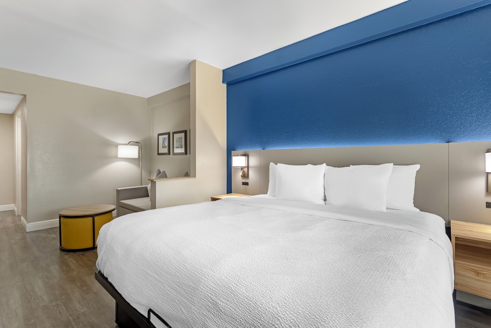 SUITE, KING BED, ACCESSIBLE
