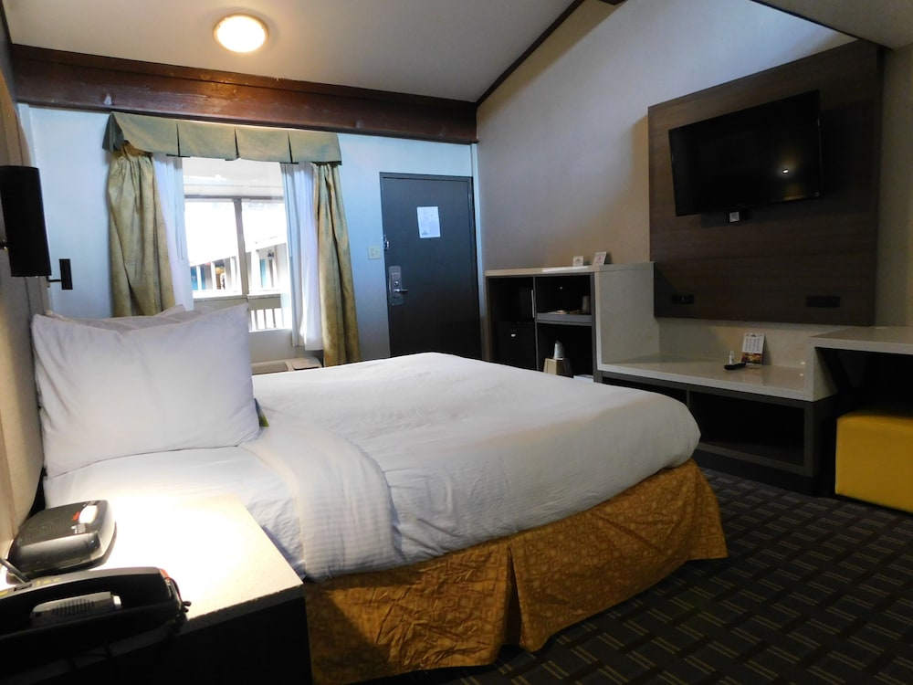 Days Inn & Suites By Wyndham Downtown Gatlinburg Parkway 24/68