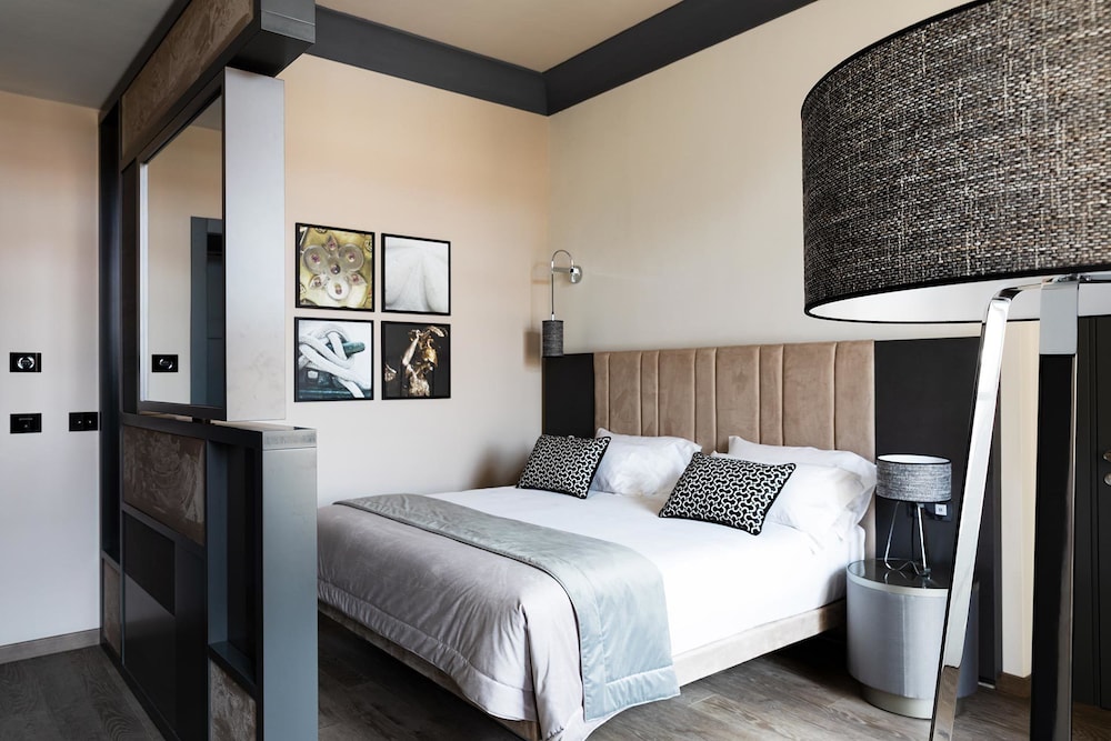 1 BEDROOM, JUNIOR SUITE, QUEEN BED, CITY VIEW, BATHTUB