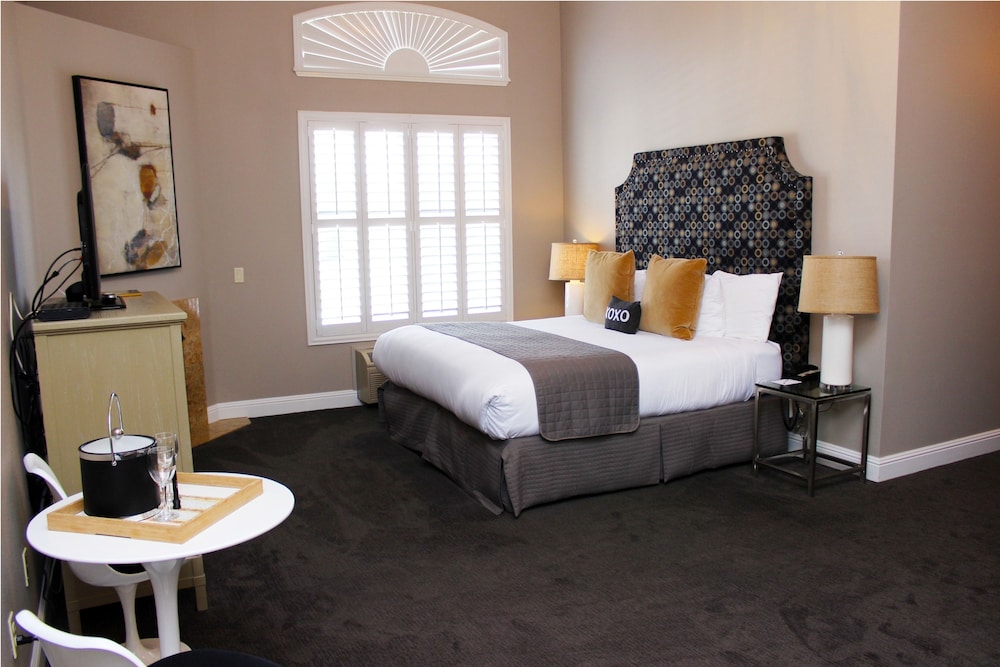 PREMIUM, SUITE, KING BED