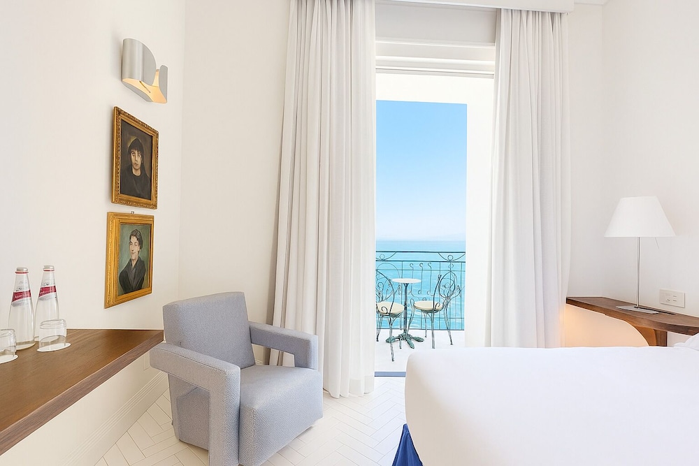 جناح جونيور بسرير كينج وسرير فردي بإطلالة على البحر، Grand Hotel Europa Palace 8/10