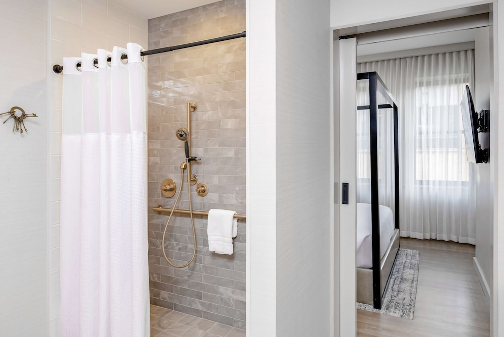 Hotel Fort Des Moines, Curio Collection by Hilton 20/81