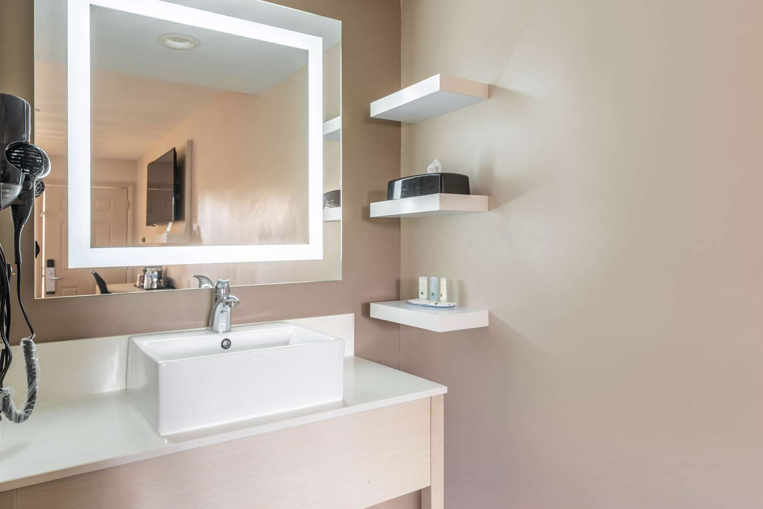 Signature Inn Berkeley image