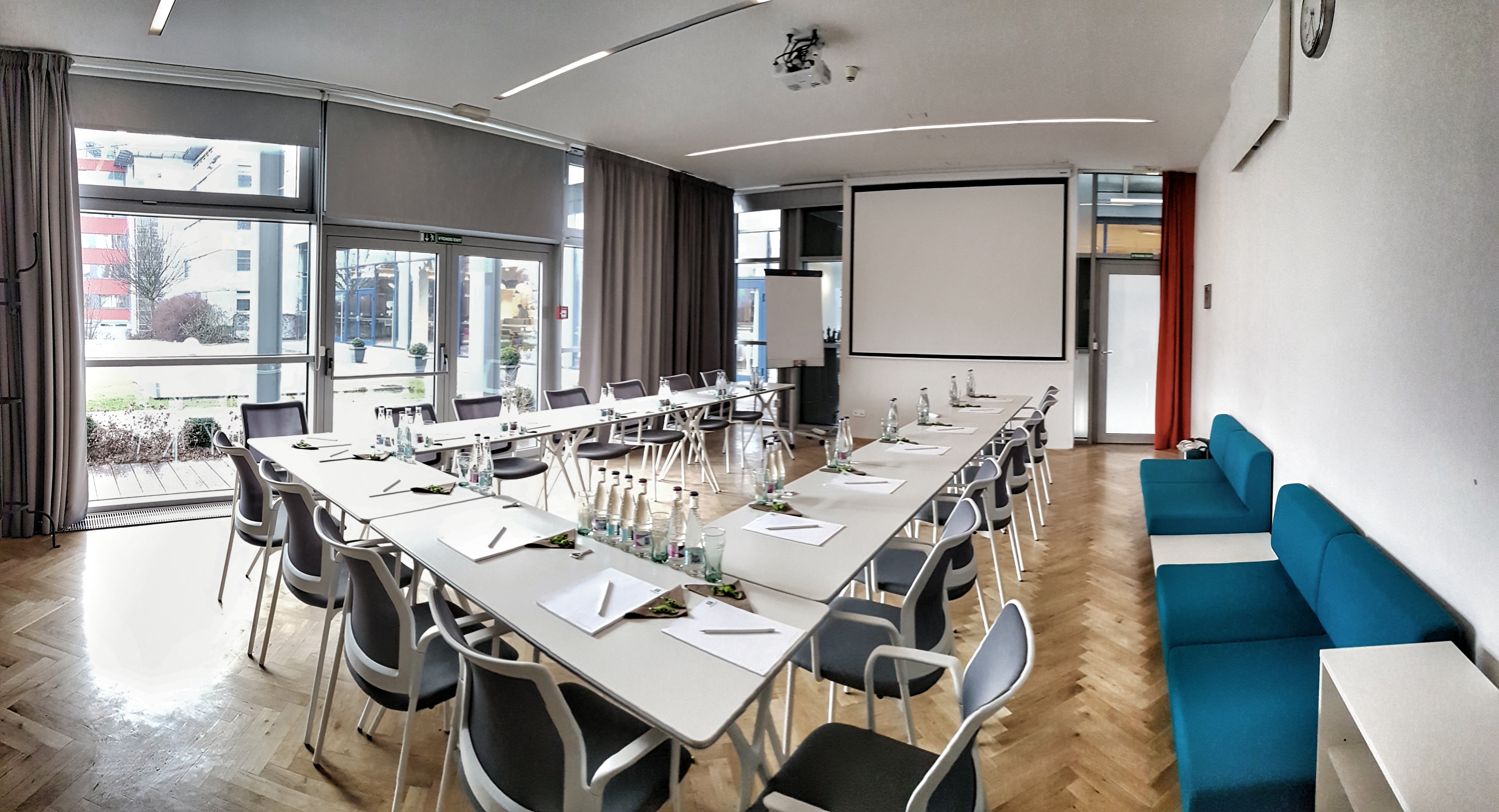 HOLIDAY INN PRAGUE AIRPORT 66/76