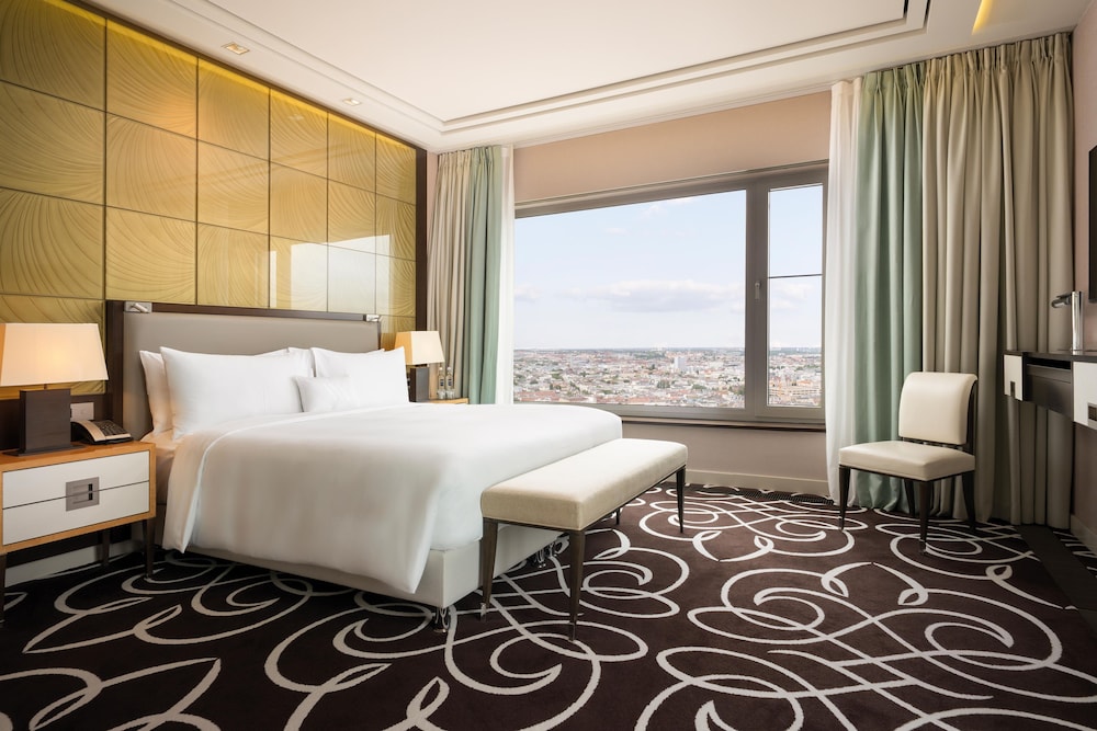 Grand, Tower, Premier, Suite, King Bed, Balcony