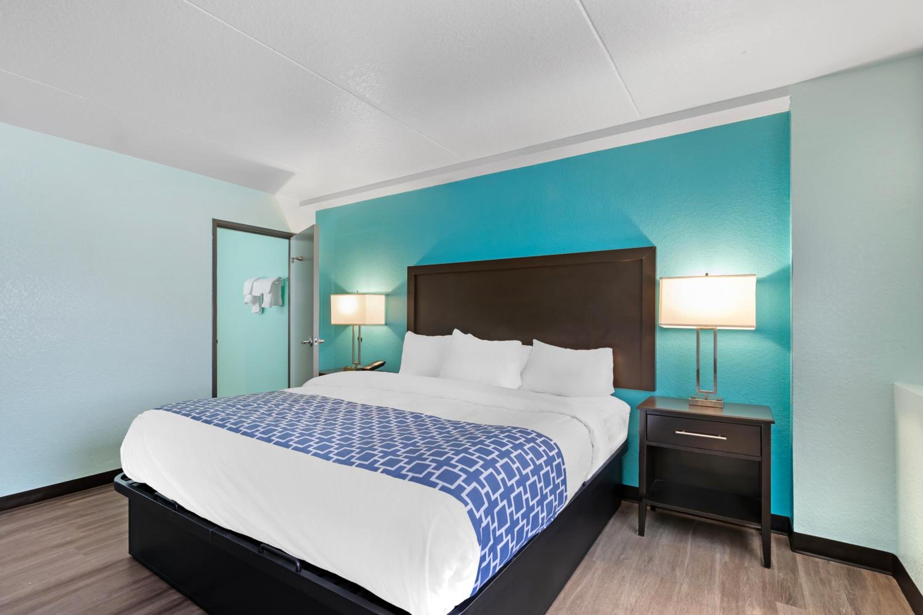 2 Bedrooms, Suite, King Bed, Hot Tub