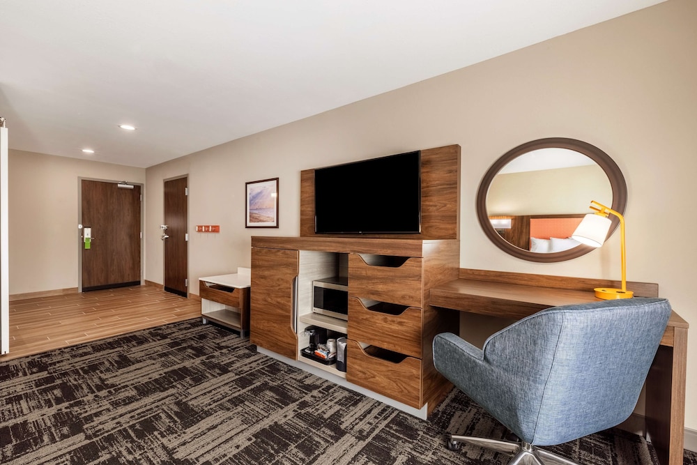 Hampton Inn and Suites Benton Harbor MI 21/47