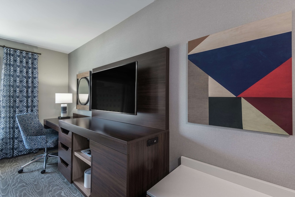Hampton Inn and Suites Fort Wayne Downtown 49/53