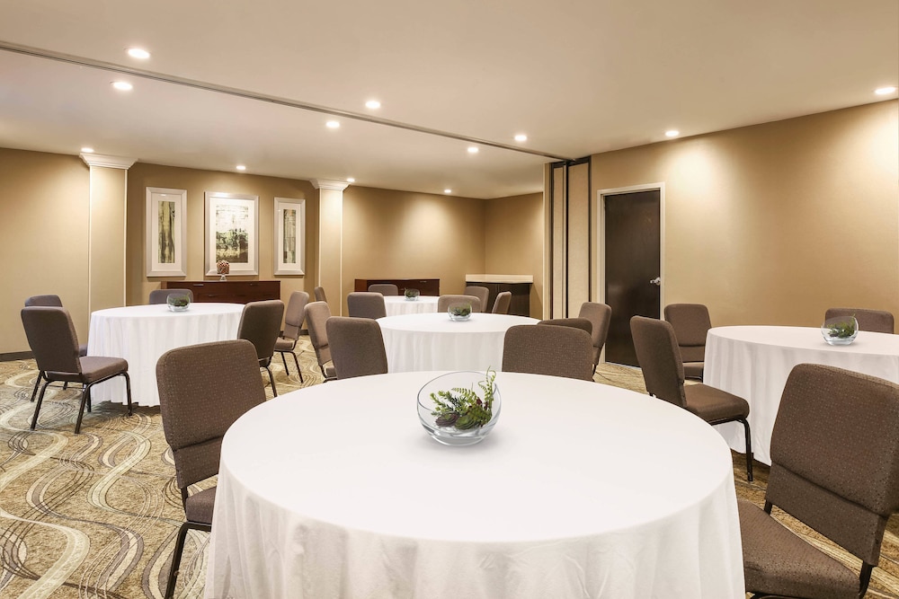 Springhill Suites Oklahoma City Quail Springs 26/35