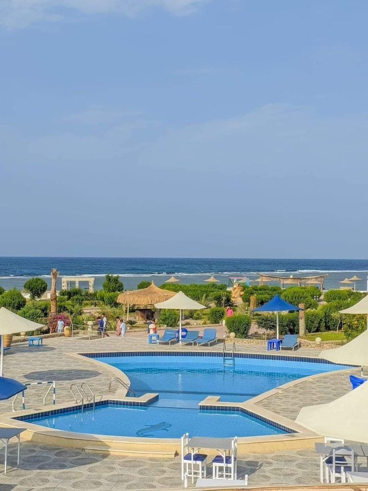 Dolphin Continental Hotel 45/59