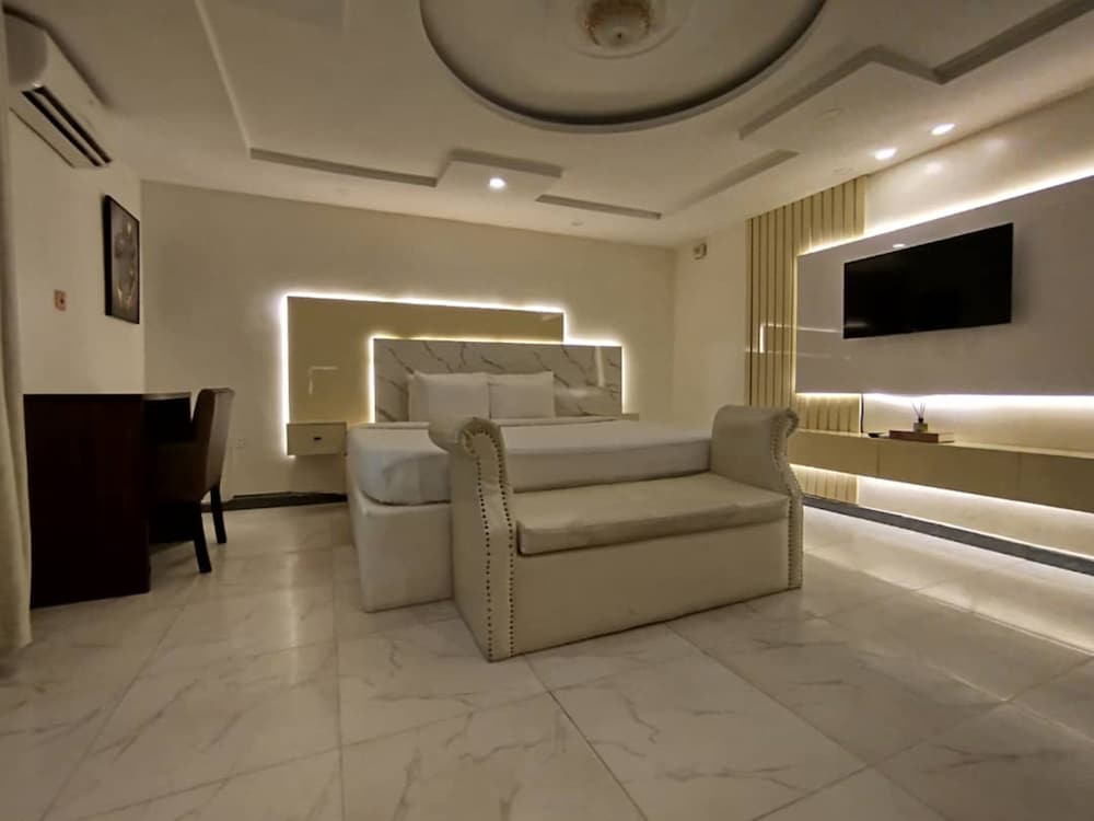 Double M Exquisite Suites And Lounge 25/29