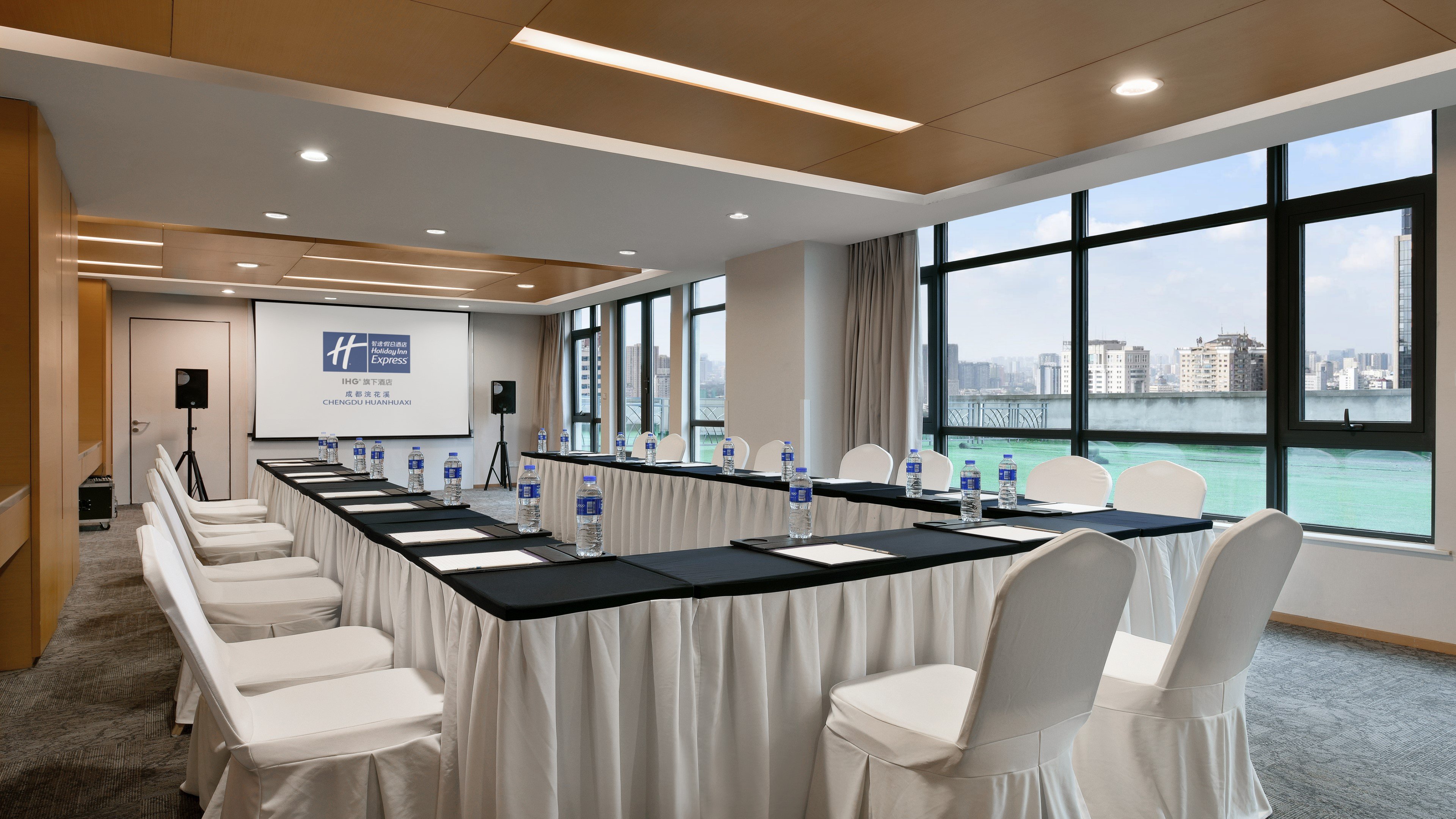 Holiday Inn Express Chengdu Huanhuaxi 57/67