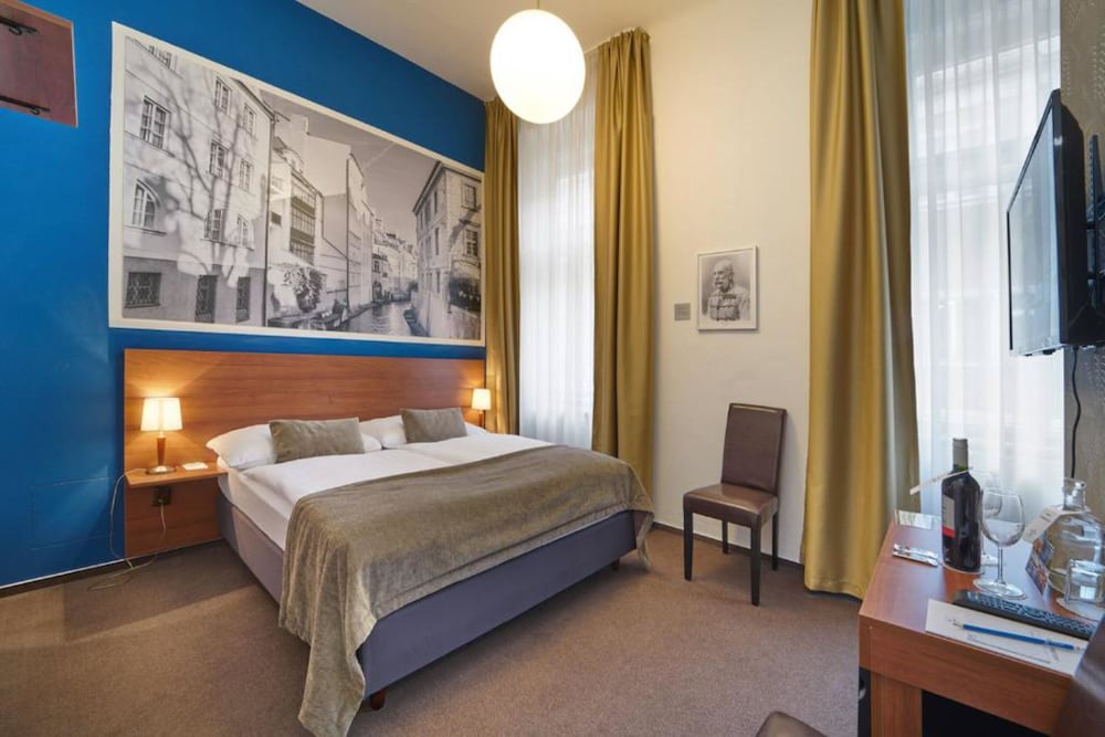 Metropolitan Old Town Hotel 8/63