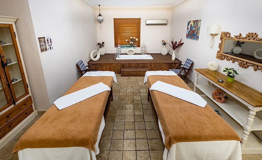 Andriake Beach Club Hotel 13/50