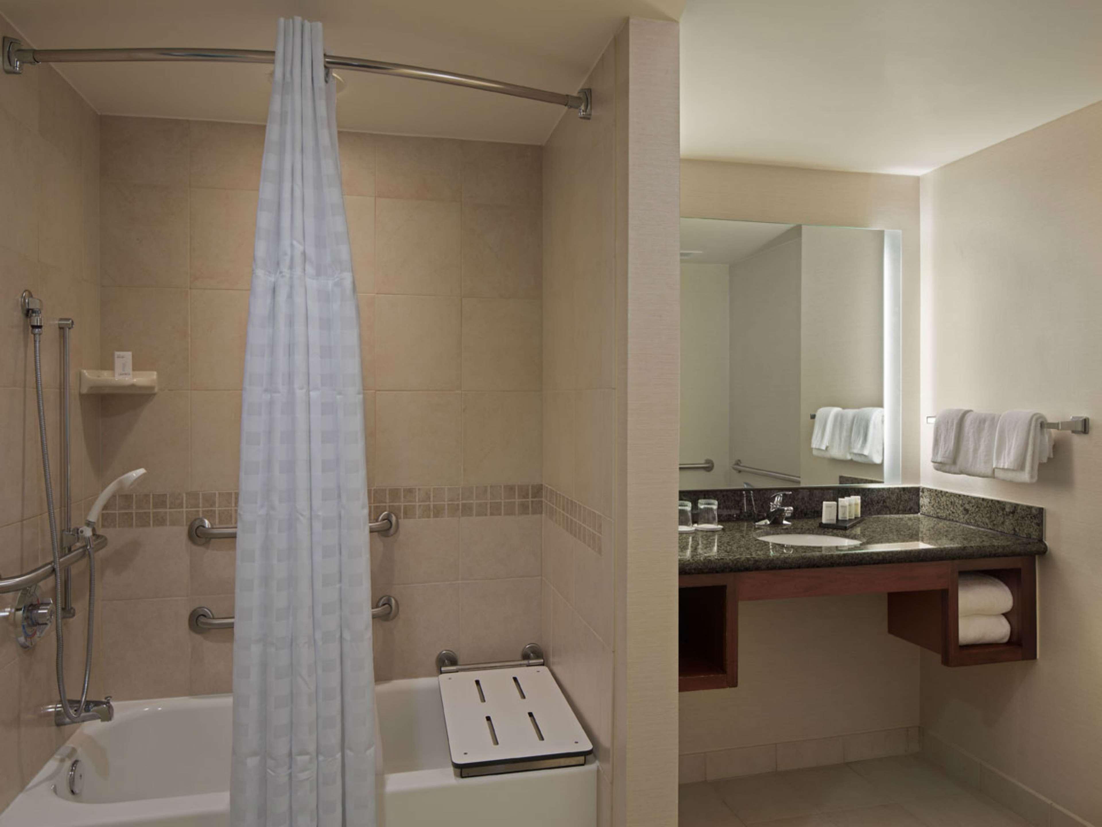 1 BEDROOM, SUITE, QUEEN BED, ACCESSIBLE