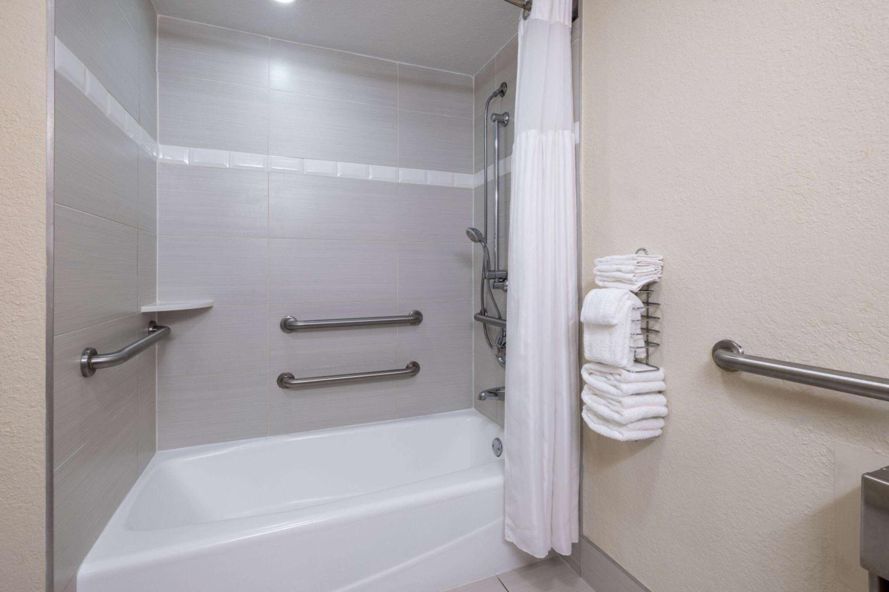 Room, 2 Double Beds, Bathtub, Accessible 2/3