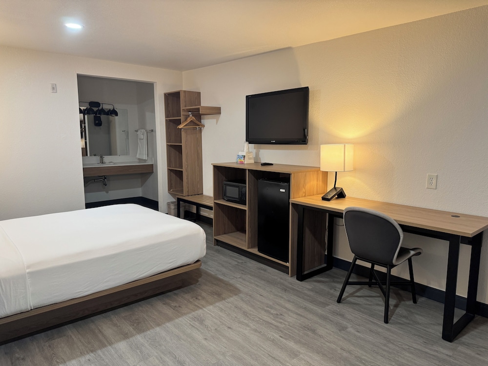 غرفة قياسية بسرير كوين، Rodeway Inn & Suites Rancho Mirage - Palm Desert Area 4/9