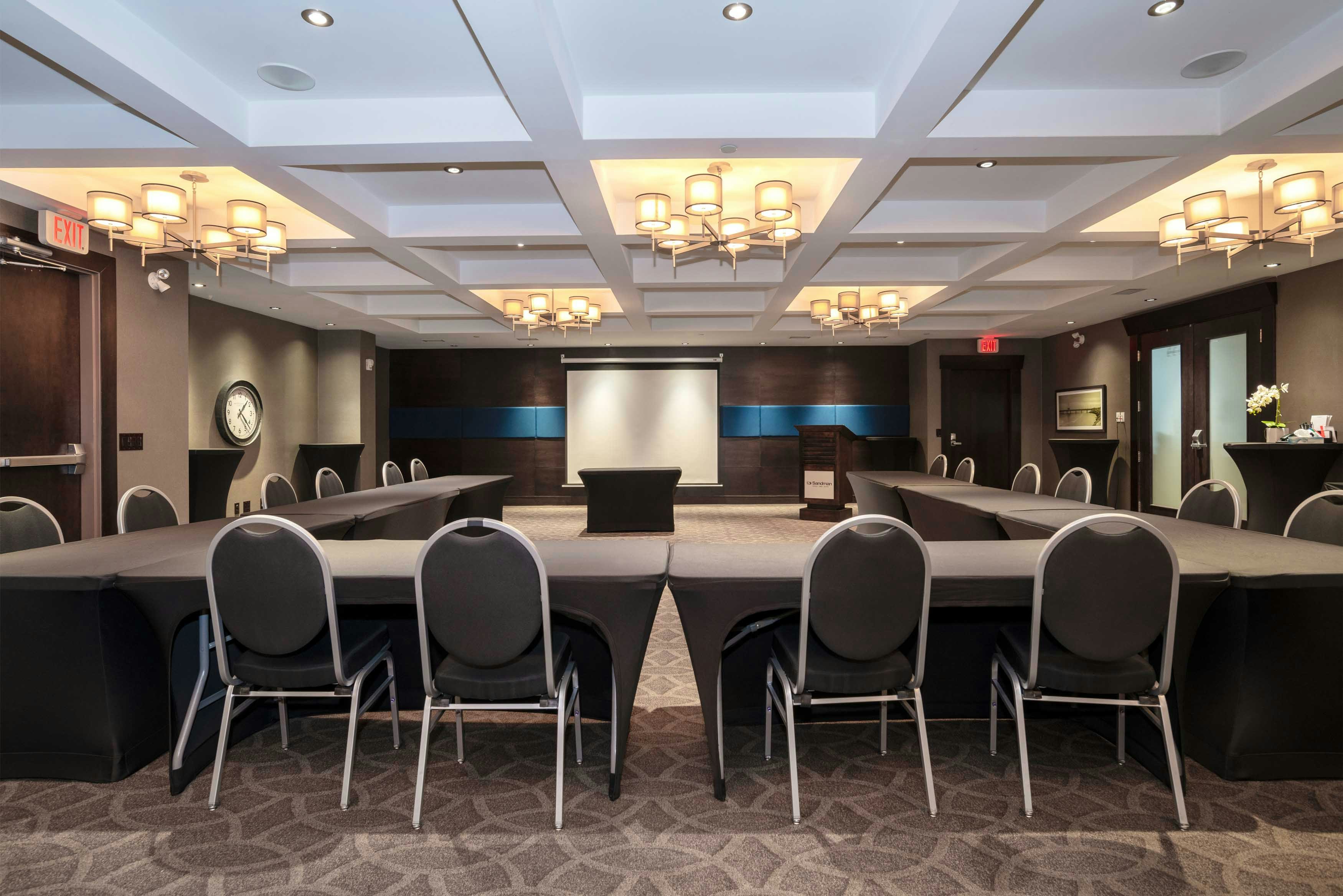 Sandman Hotel Oakville 29/33