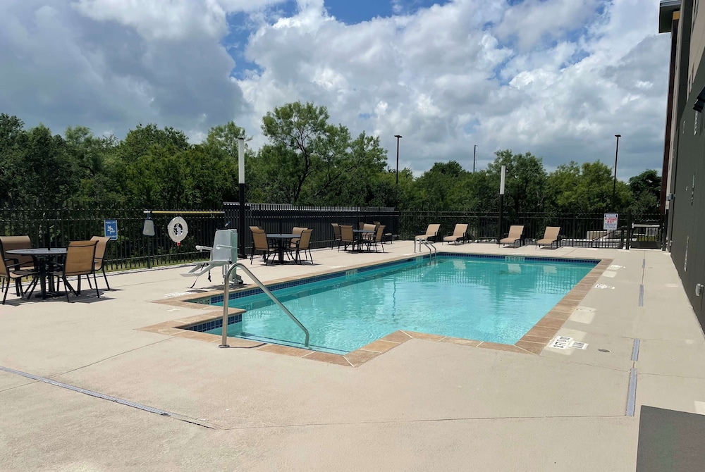 La Quinta Inn Suites By Wyndham San Antonio Seaworld Lafb 34/39