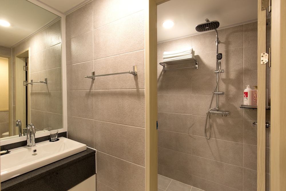 Cheonjiyeon Crystal Hotel 78/80