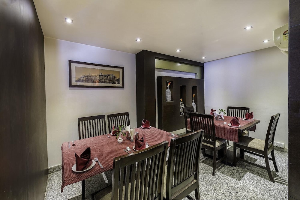 Treebo Raya Inn 25/37