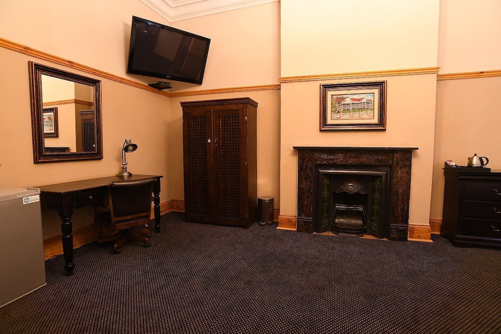 Halfway House Hotel 26/50