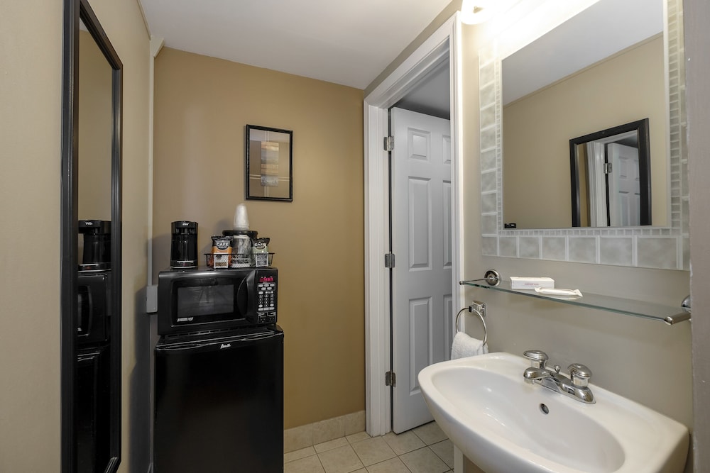 Red Roof Inn and Suites Herkimer 13/46