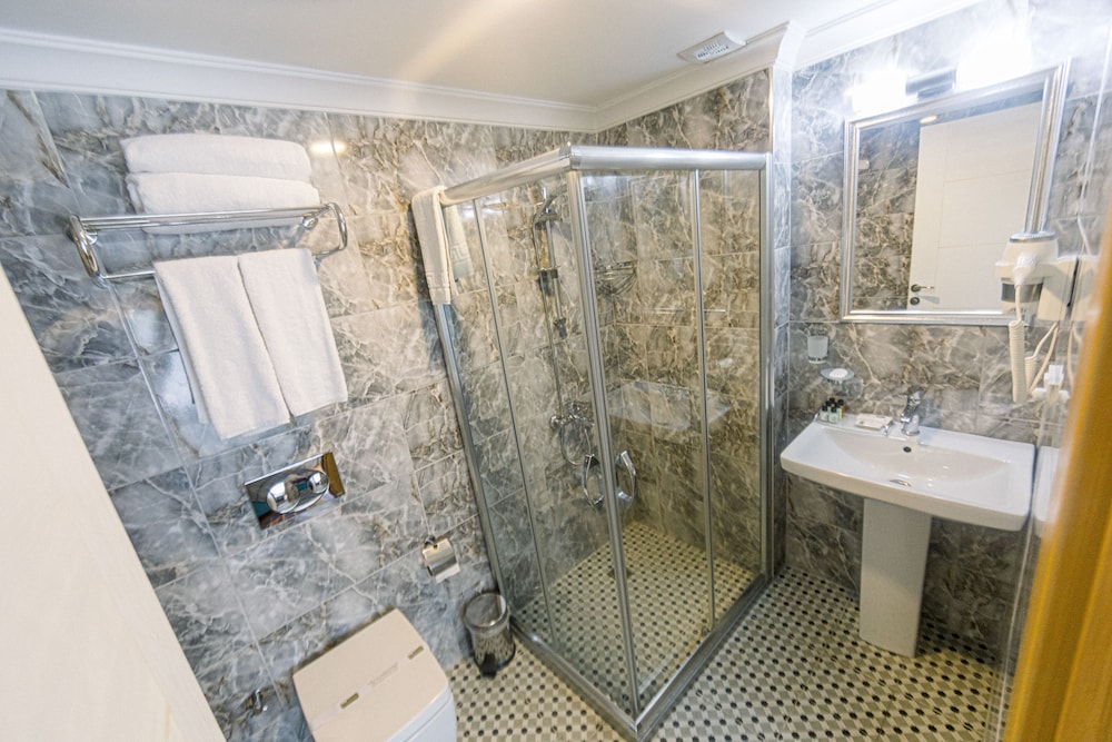 Acacia Mansion Hotel 43/49