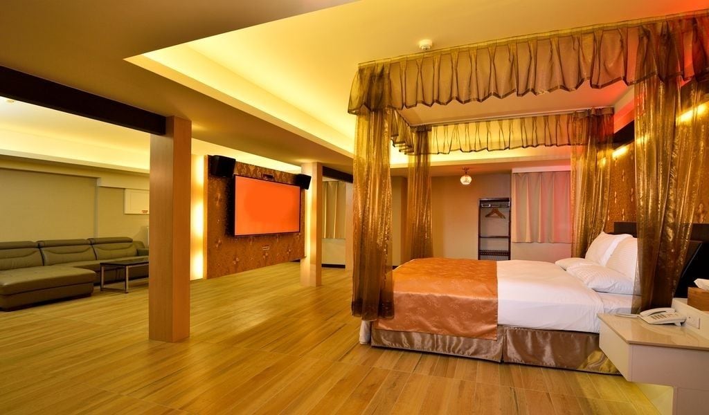 SUPERIOR, DOUBLE BED, JETTED TUB