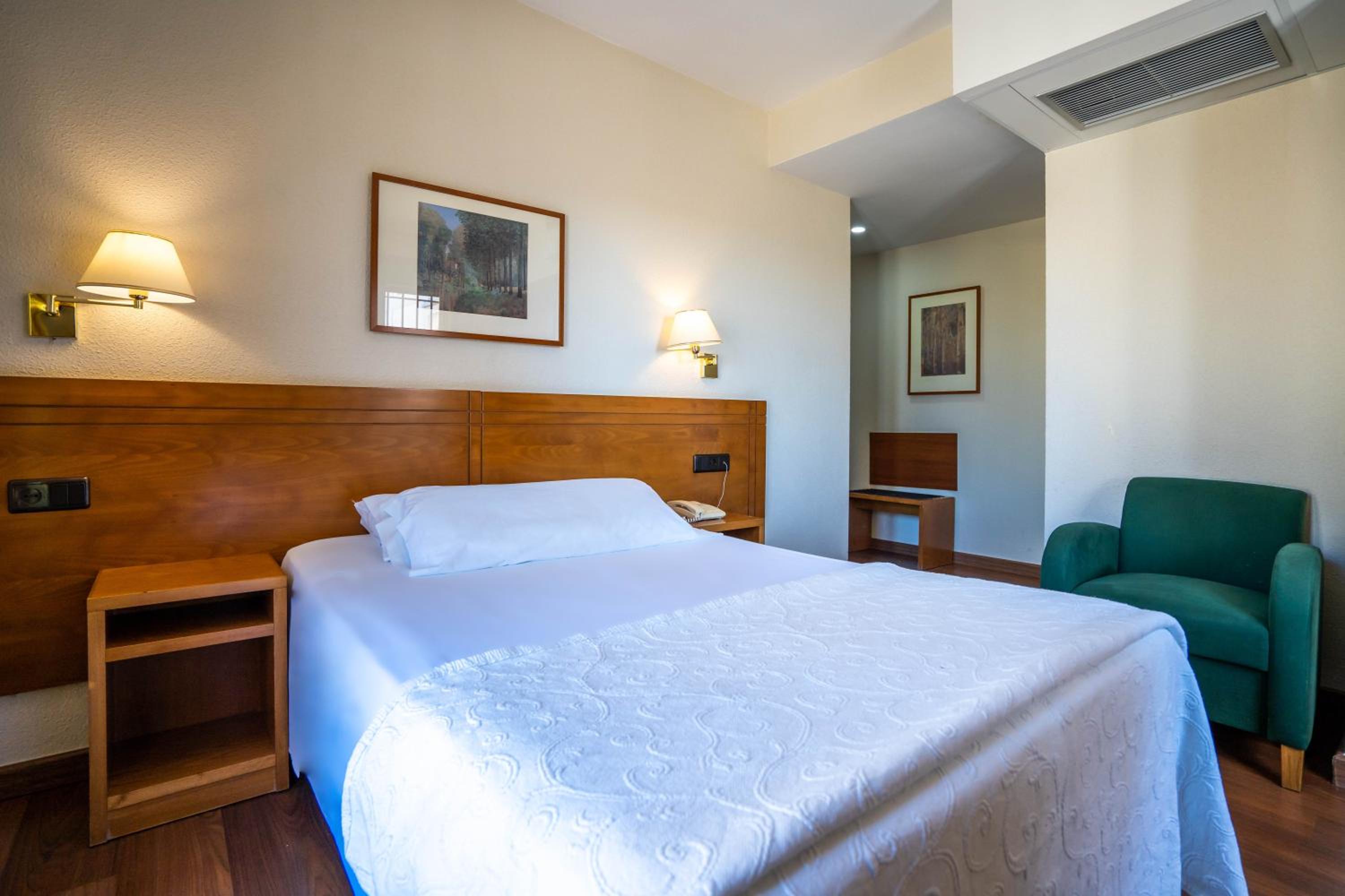 Room, Twin Beds, Cathedral View